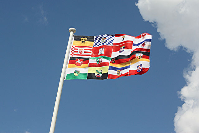 die Flaggen aller Bundesländer sind zusammen auf einer Flagge abgebildet